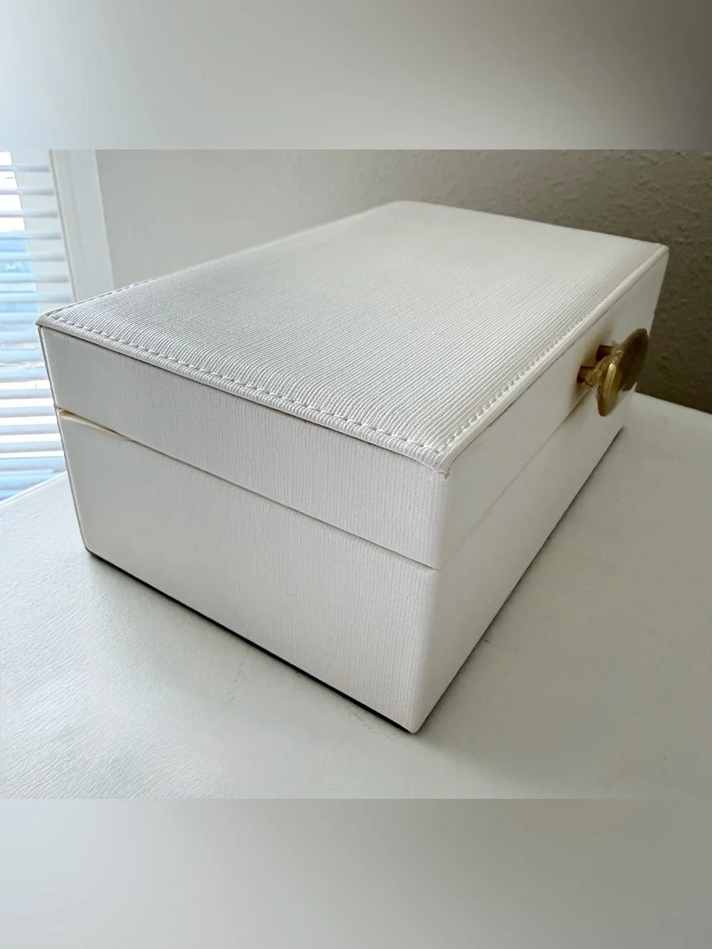 Kendra Scott | White Faux Leather Mirrored Jewelry Box | Gray Velvet Lined